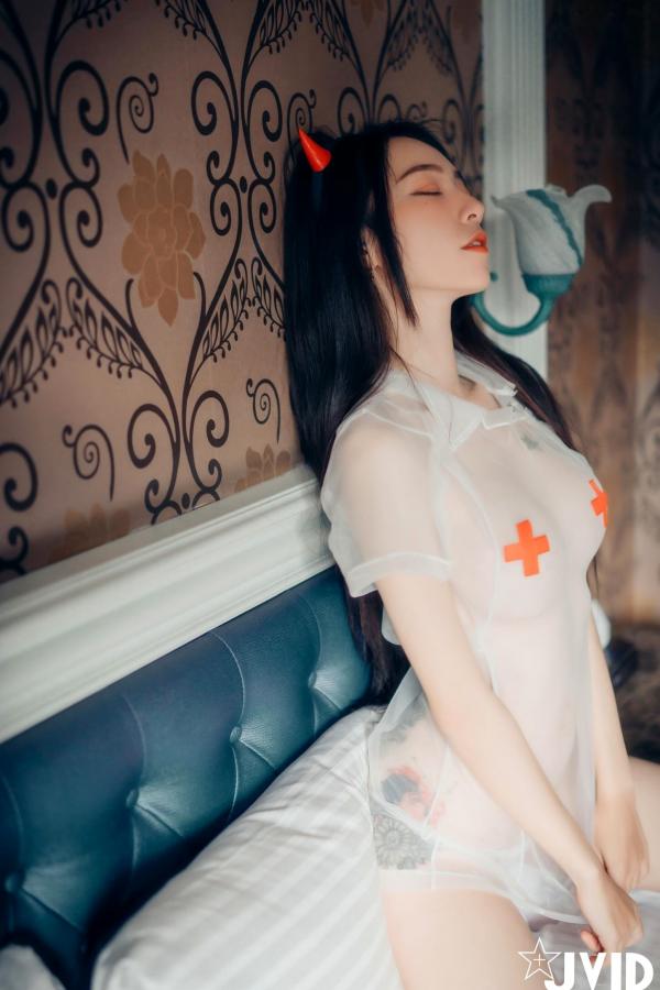   JVID-飘飘-御姐-看护黑皮衣：冷艳御姐的大尺度私房写真，黑色皮革束缚套装与透视制服角色扮演，勾魂摄魄的视觉盛宴第50张图片