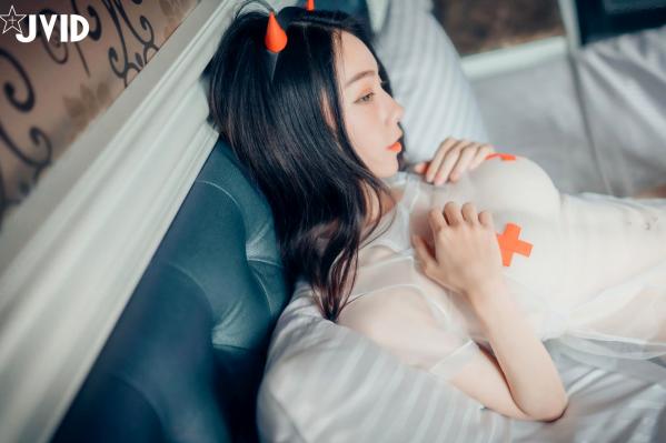    JVID-飘飘-御姐-看护黑皮衣：冷艳御姐的大尺度私房写真，黑色皮革束缚套装与透视制服角色扮演，勾魂摄魄的视觉盛宴第51张图片