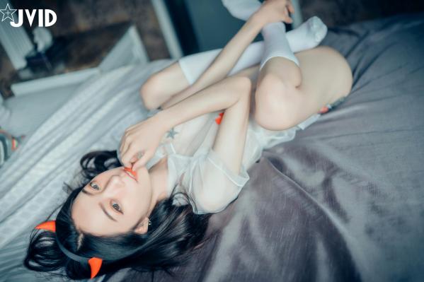    JVID-飘飘-御姐-看护黑皮衣：冷艳御姐的大尺度私房写真，黑色皮革束缚套装与透视制服角色扮演，勾魂摄魄的视觉盛宴第52张图片