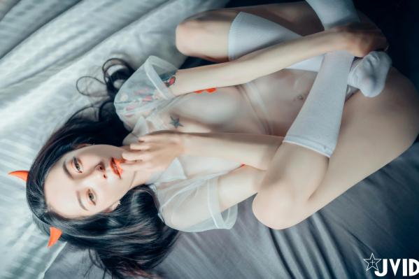    JVID-飘飘-御姐-看护黑皮衣：冷艳御姐的大尺度私房写真，黑色皮革束缚套装与透视制服角色扮演，勾魂摄魄的视觉盛宴第53张图片