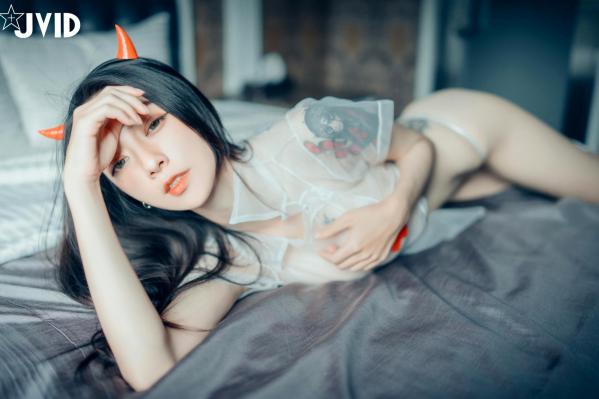    JVID-飘飘-御姐-看护黑皮衣：冷艳御姐的大尺度私房写真，黑色皮革束缚套装与透视制服角色扮演，勾魂摄魄的视觉盛宴第56张图片