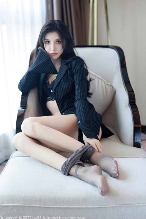   IMiss爱蜜社第707期：泥鳅鳅深蓝蕾丝内衣与干练西装的诱惑绝配，白皙美腿尽显职场女神高端私房写真第28张图片