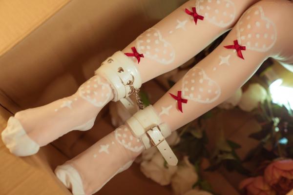    晕崽Zz-箱娘：软萌猫耳纸箱私房，白色针织衫露腰，清纯诱惑大尺度写真第8张图片