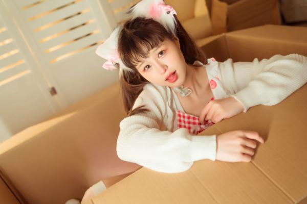    晕崽Zz-箱娘：软萌猫耳纸箱私房，白色针织衫露腰，清纯诱惑大尺度写真第51张图片