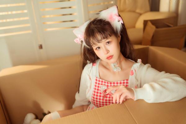    晕崽Zz-箱娘：软萌猫耳纸箱私房，白色针织衫露腰，清纯诱惑大尺度写真第52张图片