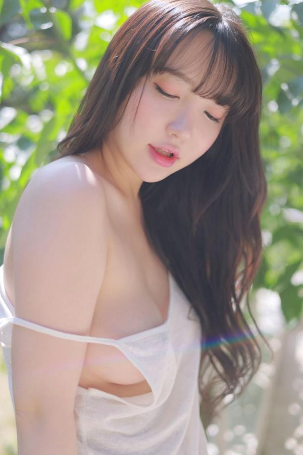    韩国美女孙乐乐Son Ye-eun户外纯白私房写真，清纯童颜配傲人上围极致诱惑第21张图片
