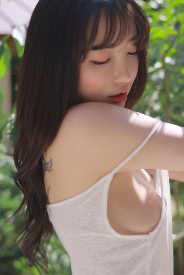    韩国美女孙乐乐Son Ye-eun户外纯白私房写真，清纯童颜配傲人上围极致诱惑第32张图片