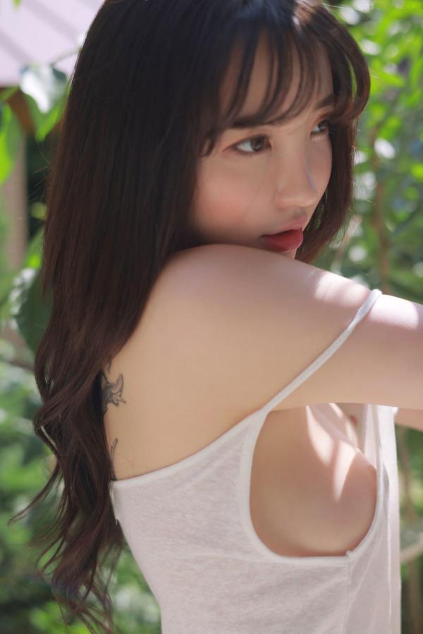    韩国美女孙乐乐Son Ye-eun户外纯白私房写真，清纯童颜配傲人上围极致诱惑第33张图片