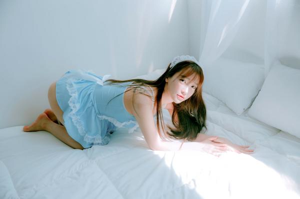    韩国美女孙乐乐Son Ye-Eun换装秀：清纯女仆装与简约针织裙私房照，展现极致纯欲清新女神风采，绝美视觉盛宴第35张图片