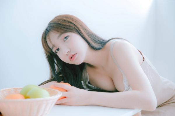    韩国美女孙乐乐Son Ye-Eun换装秀：清纯女仆装与简约针织裙私房照，展现极致纯欲清新女神风采，绝美视觉盛宴第73张图片
