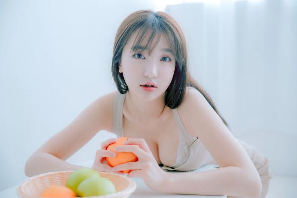    韩国美女孙乐乐Son Ye-Eun换装秀：清纯女仆装与简约针织裙私房照，展现极致纯欲清新女神风采，绝美视觉盛宴第77张图片