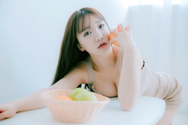    韩国美女孙乐乐Son Ye-Eun换装秀：清纯女仆装与简约针织裙私房照，展现极致纯欲清新女神风采，绝美视觉盛宴第85张图片
