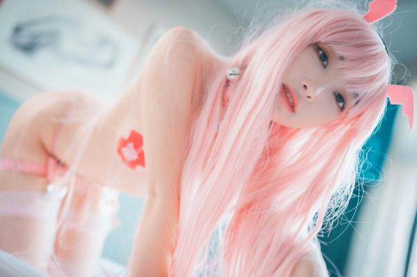    韩国美女HaNari-하나리粉红魅魔主题私房写真，梦幻粉发诱惑Cosplay大尺度，极致身材展现，居家私密空间里的妖冶女神，性感魅魔造型撩人上线第35张图片