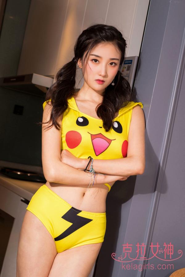    《KelaGirls克拉女神》馨馨《伦家萌萌哒》皮卡丘主题写真，灵动双马尾居家角色扮演，元气少女心动呈现第1张图片