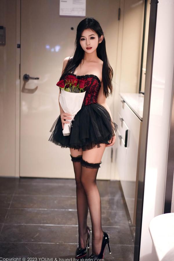    YouMi尤蜜荟991：谭小灵酒店玫瑰浪漫私房写真，黑色丝袜演绎极致性感与诱惑（2023.10.10）第3张图片
