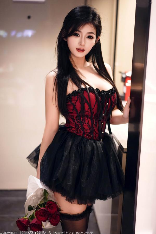    YouMi尤蜜荟991：谭小灵酒店玫瑰浪漫私房写真，黑色丝袜演绎极致性感与诱惑（2023.10.10）第4张图片