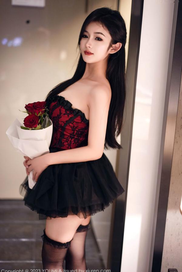    YouMi尤蜜荟991：谭小灵酒店玫瑰浪漫私房写真，黑色丝袜演绎极致性感与诱惑（2023.10.10）第6张图片