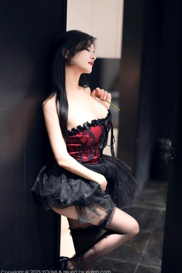    YouMi尤蜜荟991：谭小灵酒店玫瑰浪漫私房写真，黑色丝袜演绎极致性感与诱惑（2023.10.10）第11张图片