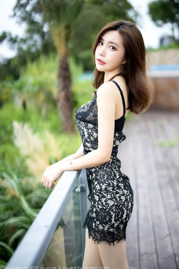    MyGirl美媛馆590期：绮里嘉Ula杭州旅拍，黑蕾丝吊带短裙裹身，室内外双场景展现极品肉丝长腿诱惑第5张图片