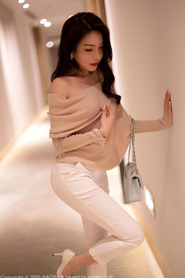    XiaoYu语画界940期：徐莉芝私房写真，浅暖色露肩装搭配纯白长裤，居家性感演绎极致诱惑第4张图片