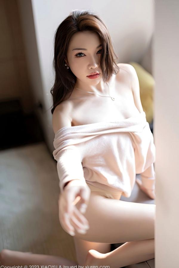    XiaoYu语画界940期：徐莉芝私房写真，浅暖色露肩装搭配纯白长裤，居家性感演绎极致诱惑第58张图片