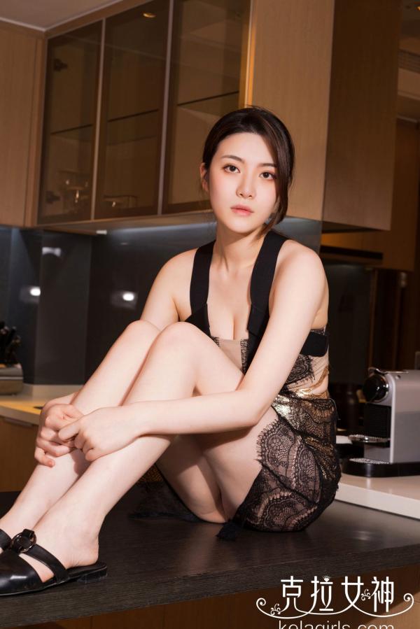    KelaGirls克拉女神-2018.08.22-百琳《上得厅堂》：精致厨房私房写真，黑色蕾丝装尽显优雅诱惑，白皙美腿撩人神态第7张图片