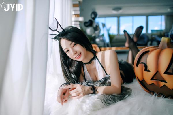    JVID啾啾万圣节特辑：性感小恶魔cosplay制服诱惑，蕾丝内衣搭配黑色丝袜，打造魅力节日写真第36张图片