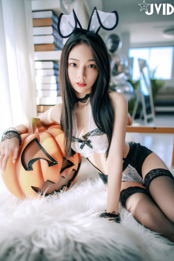    JVID啾啾万圣节特辑：性感小恶魔cosplay制服诱惑，蕾丝内衣搭配黑色丝袜，打造魅力节日写真第38张图片