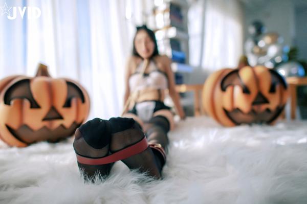    JVID啾啾万圣节特辑：性感小恶魔cosplay制服诱惑，蕾丝内衣搭配黑色丝袜，打造魅力节日写真第64张图片