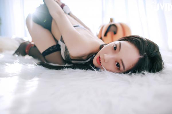    JVID啾啾万圣节特辑：性感小恶魔cosplay制服诱惑，蕾丝内衣搭配黑色丝袜，打造魅力节日写真第104张图片