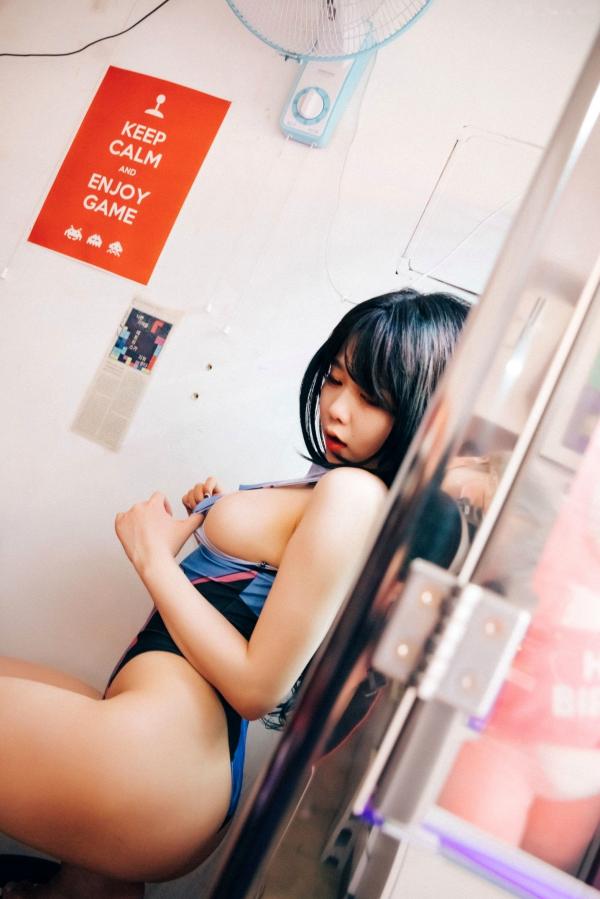    韩国美女琪雅Zia街机游戏厅私房照，极品身材极致诱惑，大尺度连体衣时尚写真第19张图片