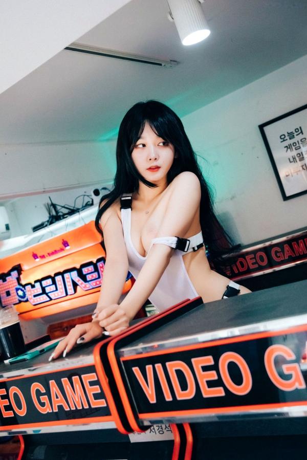    韩国美女琪雅Zia街机游戏厅私房照，极品身材极致诱惑，大尺度连体衣时尚写真第135张图片