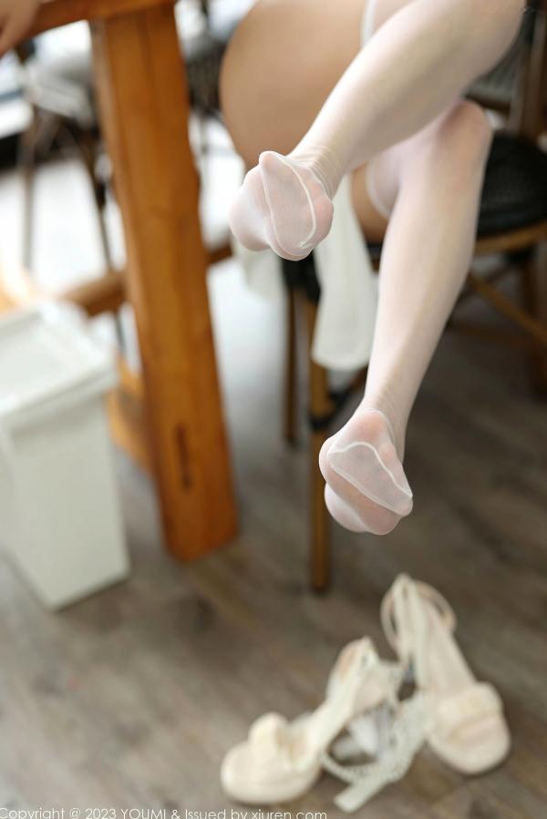    YouMi尤蜜荟-985-严利娅Yuliya-白色蕾丝情趣内衣白丝-室内私房写真-极品性感女神长腿诱惑-2023.09.13第30张图片