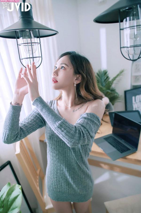    JVID-Jessica Lo罗颖-居家私房灰毛衣诱惑，展现绝美身材与纯欲气质，性感室内写真套图第6张图片