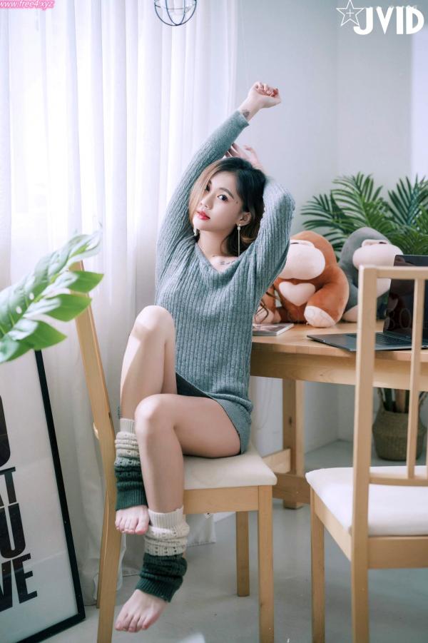    JVID-Jessica Lo罗颖-居家私房灰毛衣诱惑，展现绝美身材与纯欲气质，性感室内写真套图第12张图片