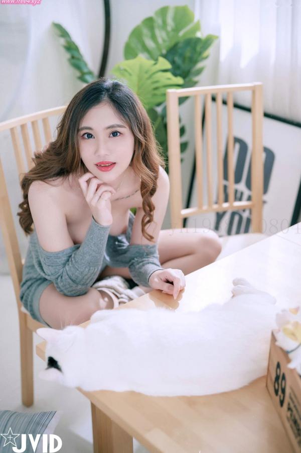    JVID-Jessica Lo罗颖-居家私房灰毛衣诱惑，展现绝美身材与纯欲气质，性感室内写真套图第14张图片