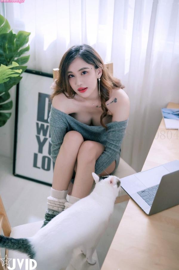    JVID-Jessica Lo罗颖-居家私房灰毛衣诱惑，展现绝美身材与纯欲气质，性感室内写真套图第20张图片