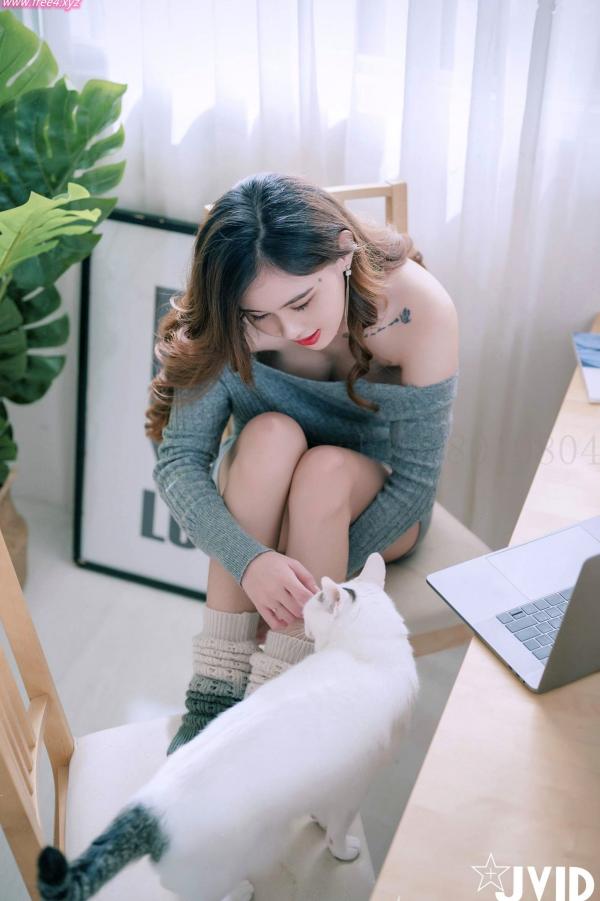    JVID-Jessica Lo罗颖-居家私房灰毛衣诱惑，展现绝美身材与纯欲气质，性感室内写真套图第21张图片