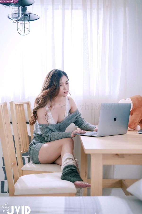    JVID-Jessica Lo罗颖-居家私房灰毛衣诱惑，展现绝美身材与纯欲气质，性感室内写真套图第25张图片