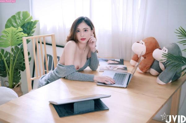    JVID-Jessica Lo罗颖-居家私房灰毛衣诱惑，展现绝美身材与纯欲气质，性感室内写真套图第27张图片