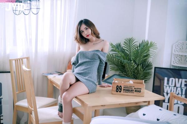    JVID-Jessica Lo罗颖-居家私房灰毛衣诱惑，展现绝美身材与纯欲气质，性感室内写真套图第32张图片