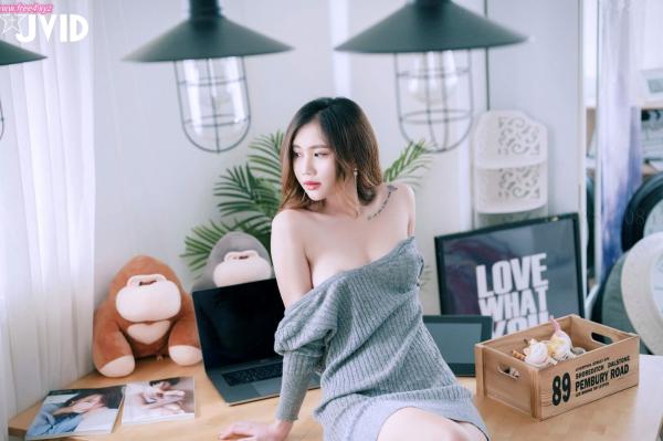    JVID-Jessica Lo罗颖-居家私房灰毛衣诱惑，展现绝美身材与纯欲气质，性感室内写真套图第33张图片