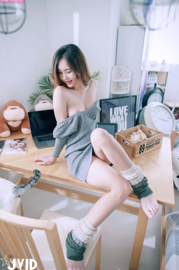    JVID-Jessica Lo罗颖-居家私房灰毛衣诱惑，展现绝美身材与纯欲气质，性感室内写真套图第38张图片