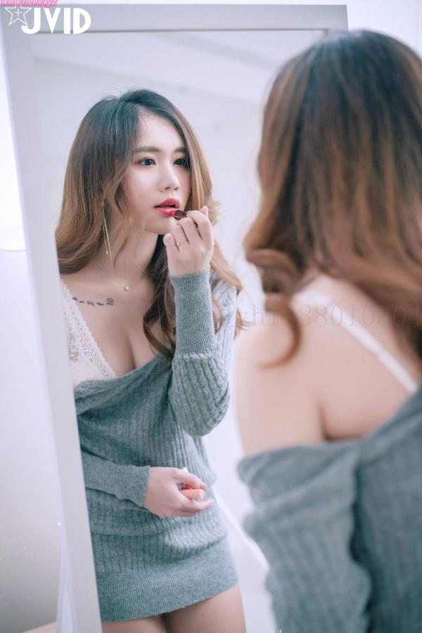    JVID-Jessica Lo罗颖-居家私房灰毛衣诱惑，展现绝美身材与纯欲气质，性感室内写真套图第49张图片