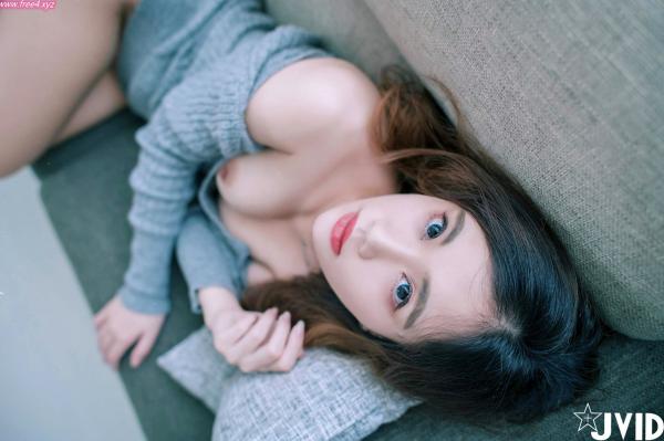    JVID-Jessica Lo罗颖-居家私房灰毛衣诱惑，展现绝美身材与纯欲气质，性感室内写真套图第55张图片
