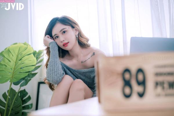    JVID-Jessica Lo罗颖-居家私房灰毛衣诱惑，展现绝美身材与纯欲气质，性感室内写真套图第75张图片