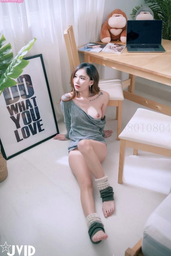    JVID-Jessica Lo罗颖-居家私房灰毛衣诱惑，展现绝美身材与纯欲气质，性感室内写真套图第78张图片