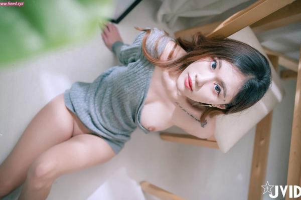    JVID-Jessica Lo罗颖-居家私房灰毛衣诱惑，展现绝美身材与纯欲气质，性感室内写真套图第82张图片