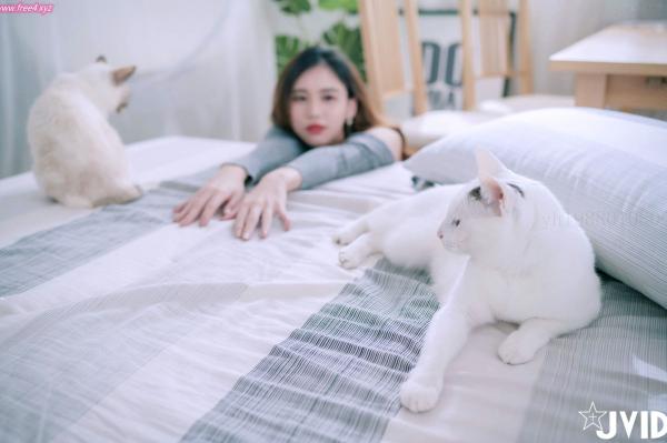    JVID-Jessica Lo罗颖-居家私房灰毛衣诱惑，展现绝美身材与纯欲气质，性感室内写真套图第84张图片