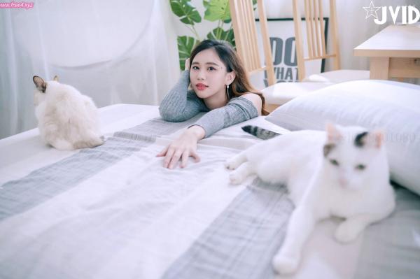    JVID-Jessica Lo罗颖-居家私房灰毛衣诱惑，展现绝美身材与纯欲气质，性感室内写真套图第85张图片